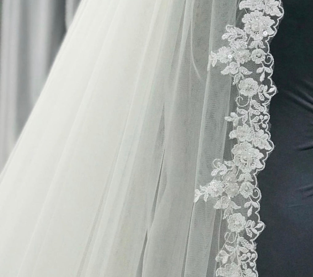 Veil using ivory trim Huberta 1