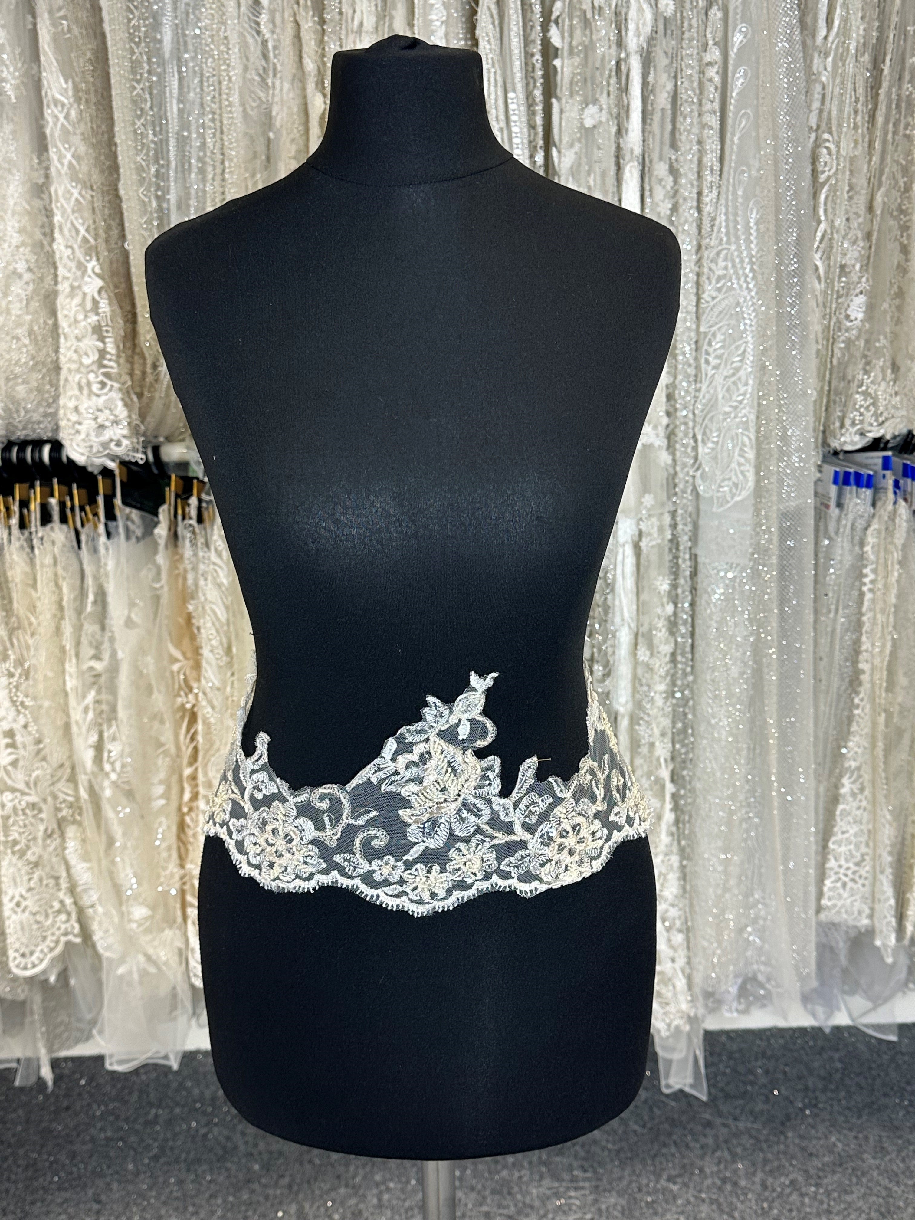 Chloé アンティーク風レース装飾シルク100ガウン Champagne Beaded Lace Trim - Chloe