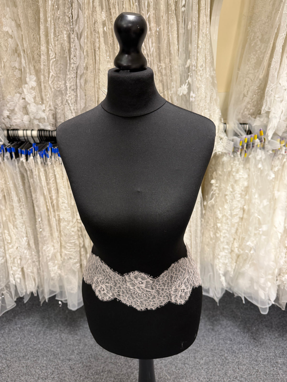 Dusky Rose Raschel Lace Trim - T645