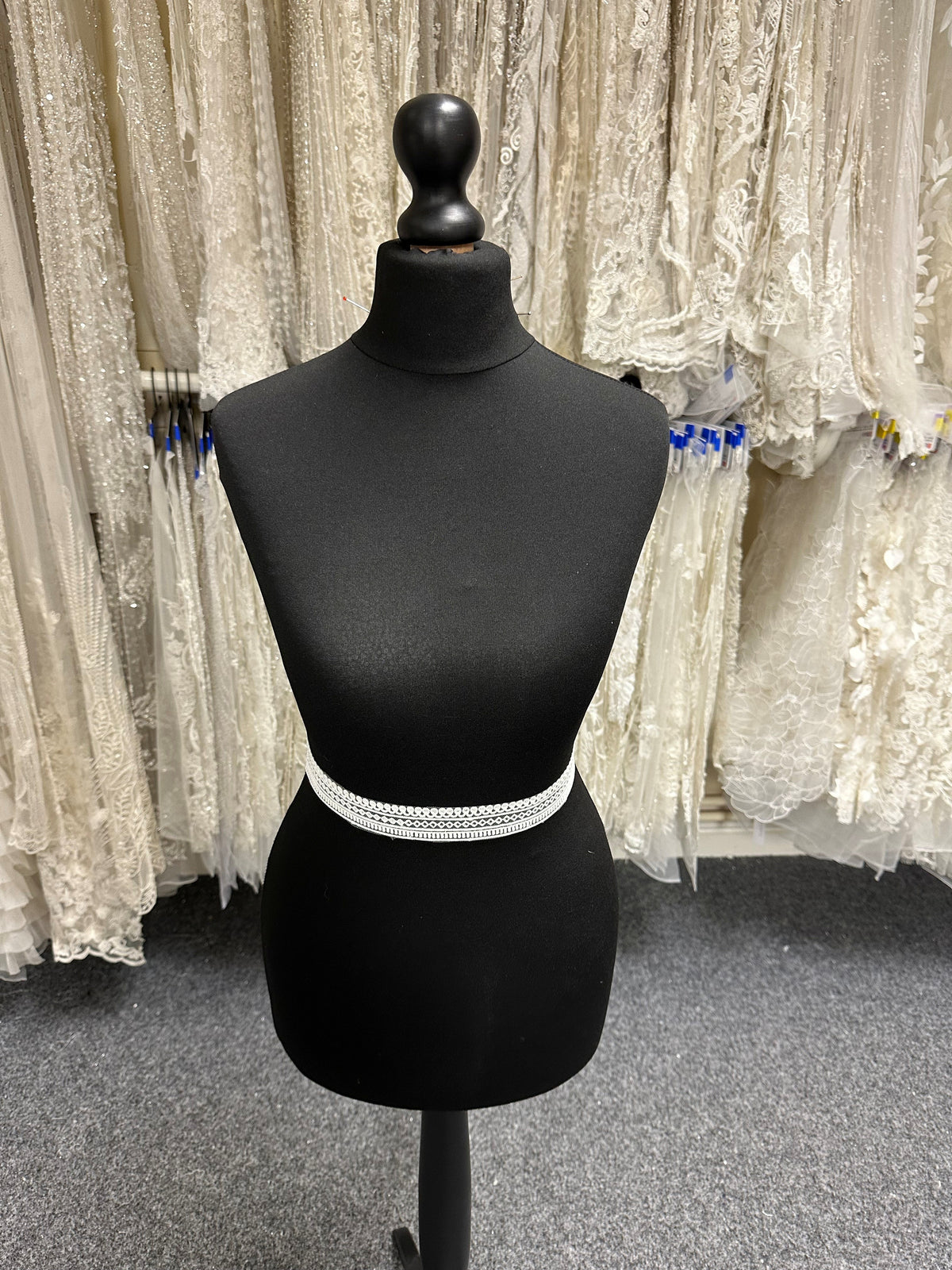 Ivory Lace Trim - EH4010