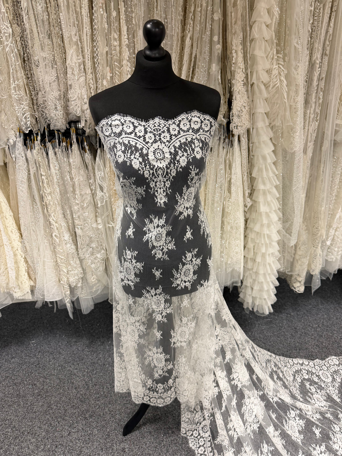 Ivory Leavers Lace - P166