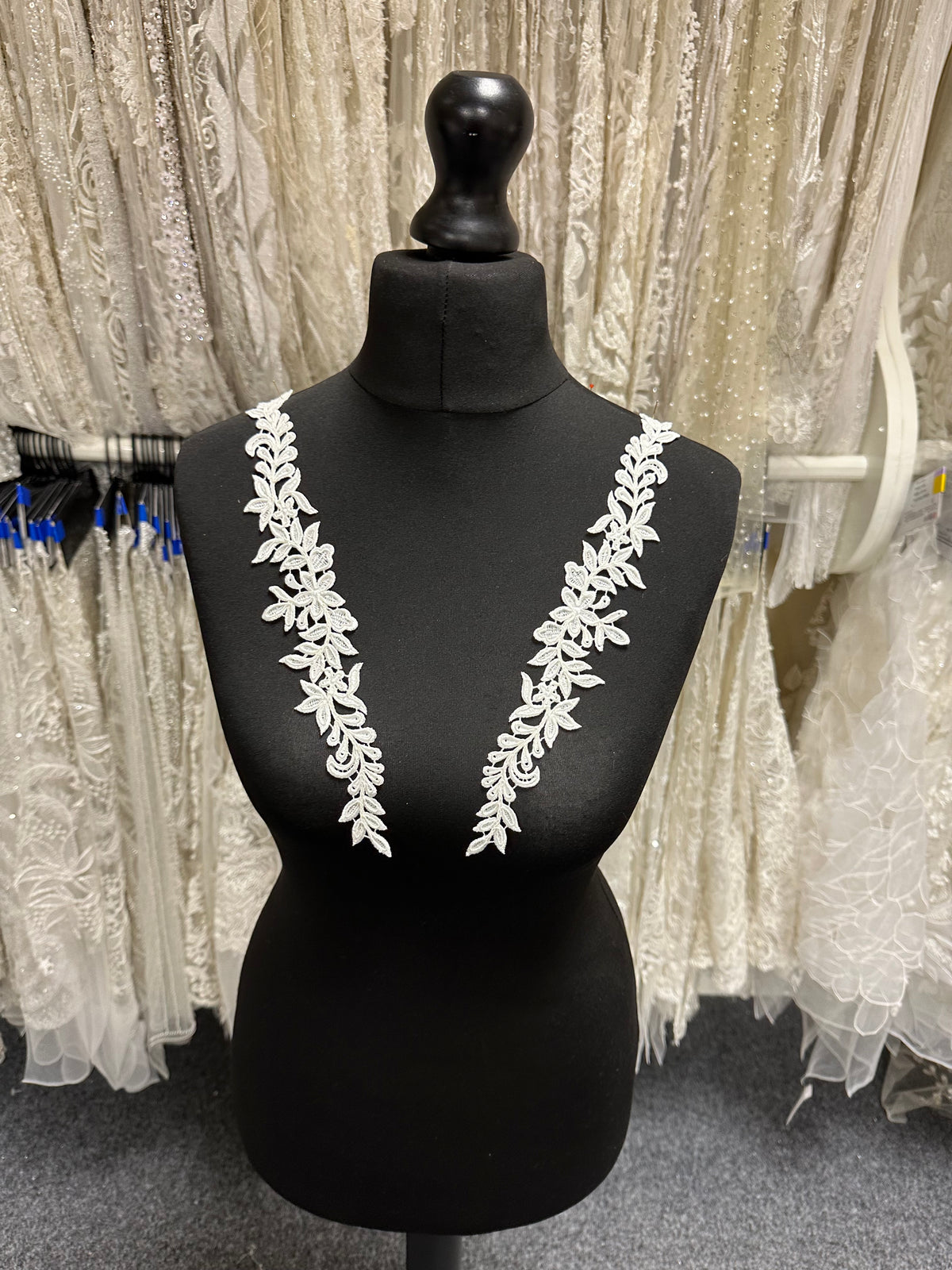 Ivory Guipure Lace Appliques - T696