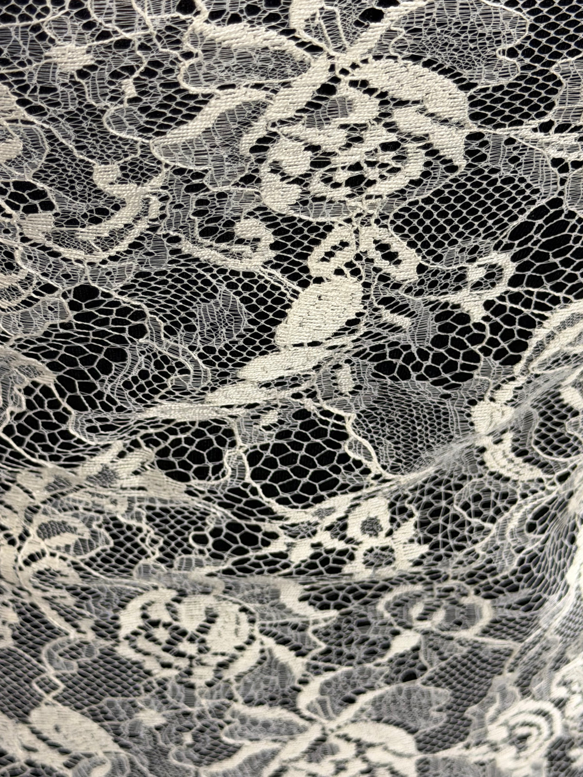 Ivory Chantilly Lace - P173N