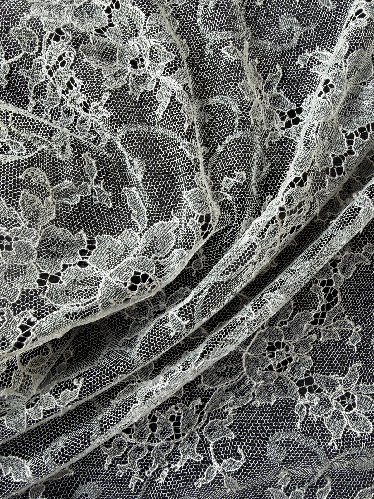 Ivory Chantilly Lace - P301