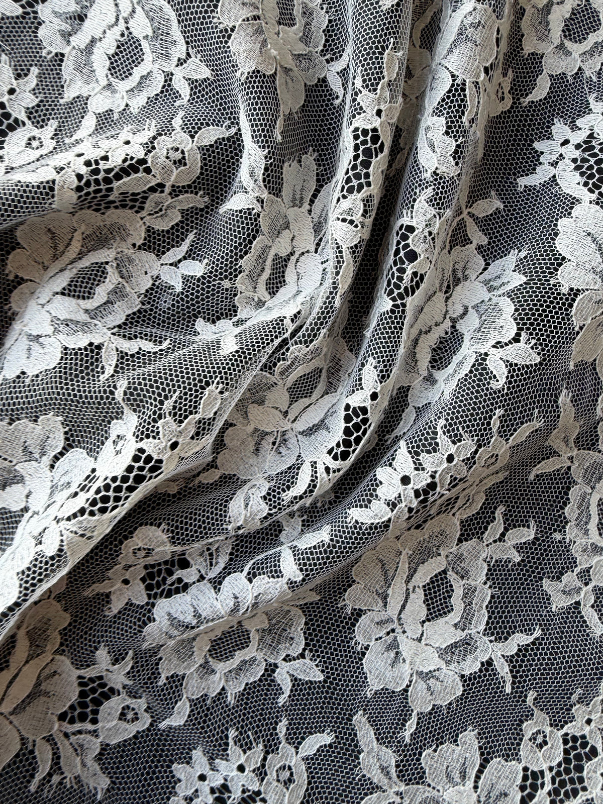 Ivory Chantilly Lace - P204