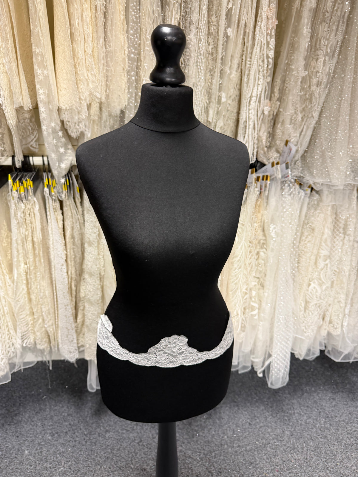 Ivory Allencon Lace Edging - T559