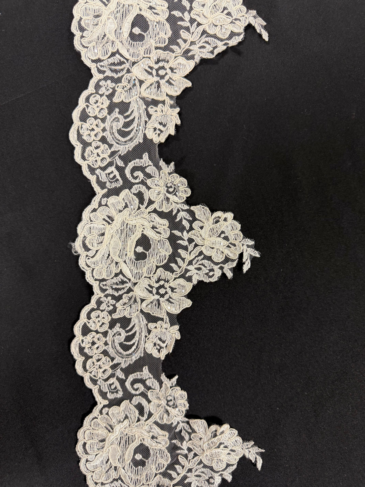 Ivory Corded Lace Trim - T393