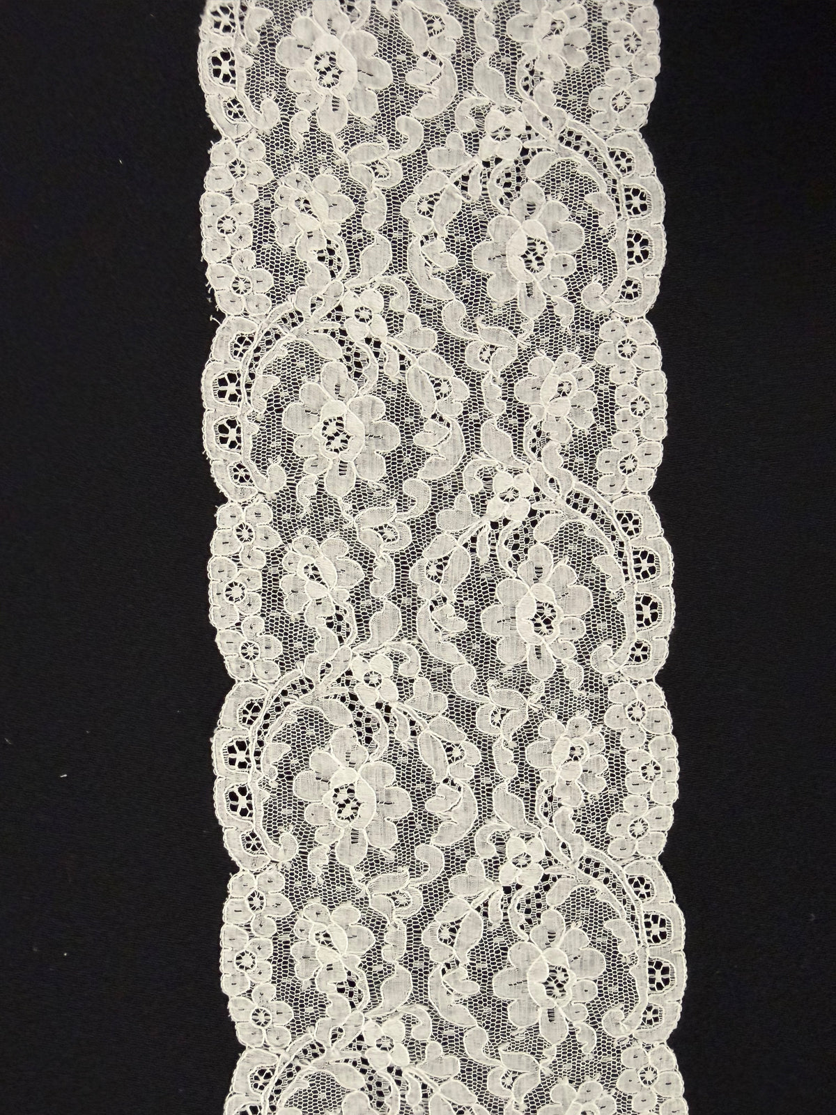 Ivory Alencon Lace Edging - T558