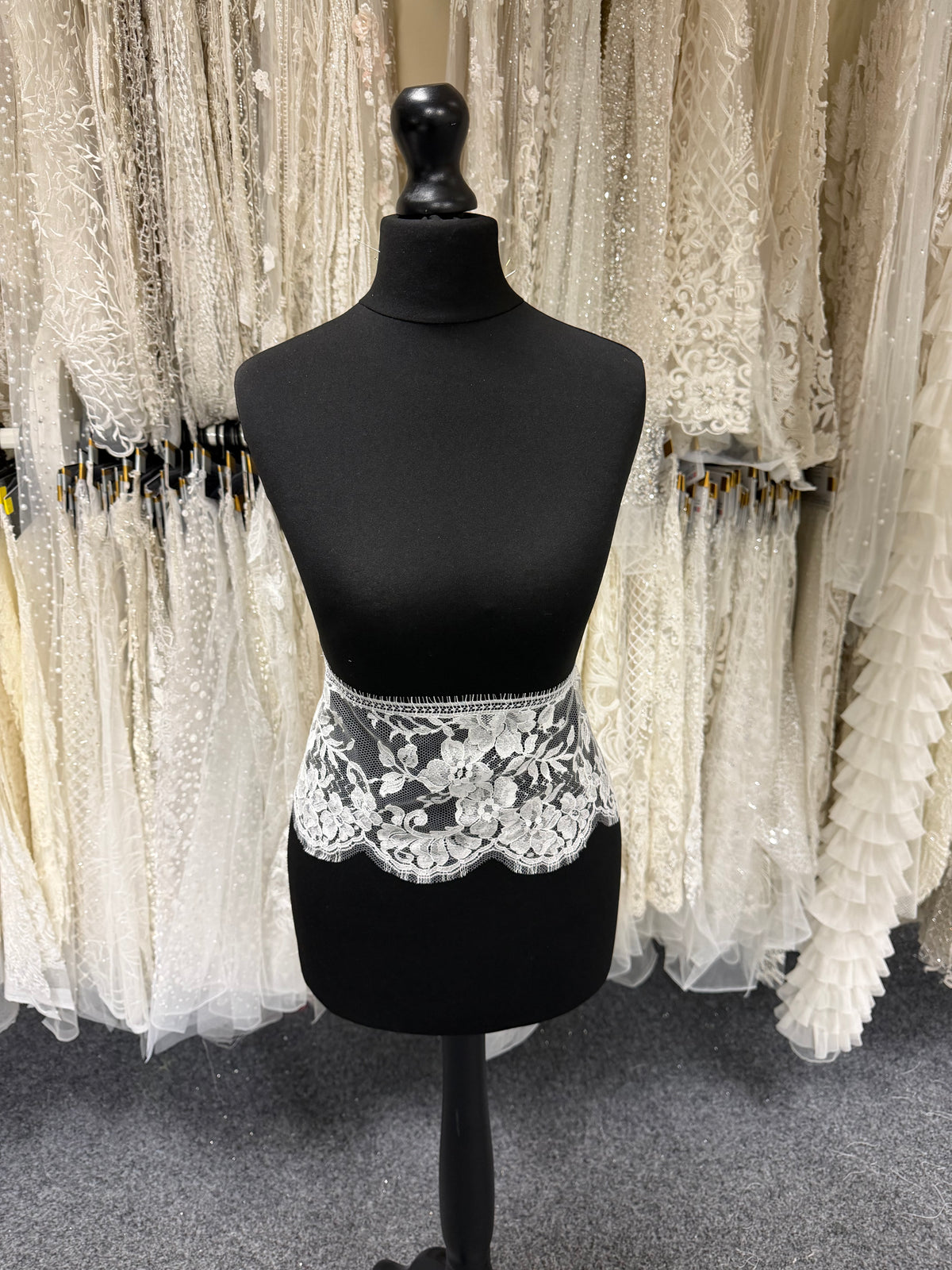 Pale Ivory Chantilly Lace Trim - Rizawana