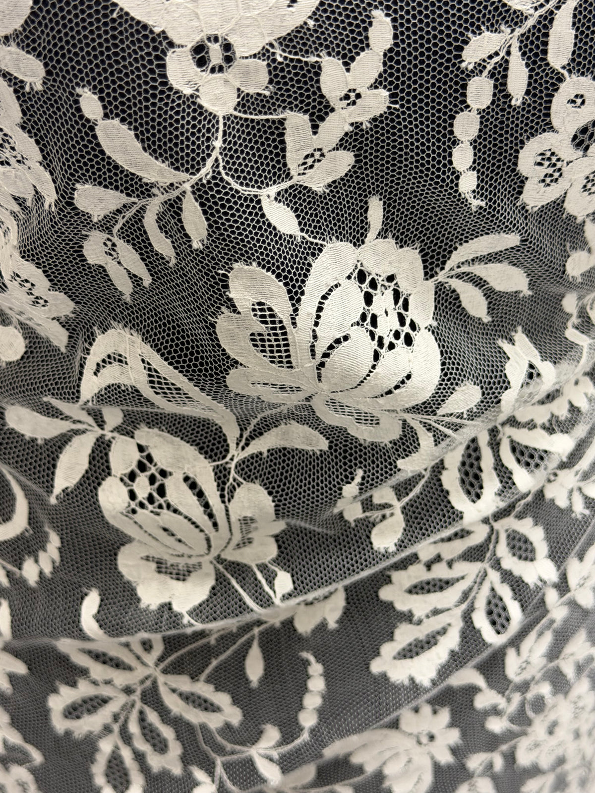 Ivory Chantilly Lace - P182