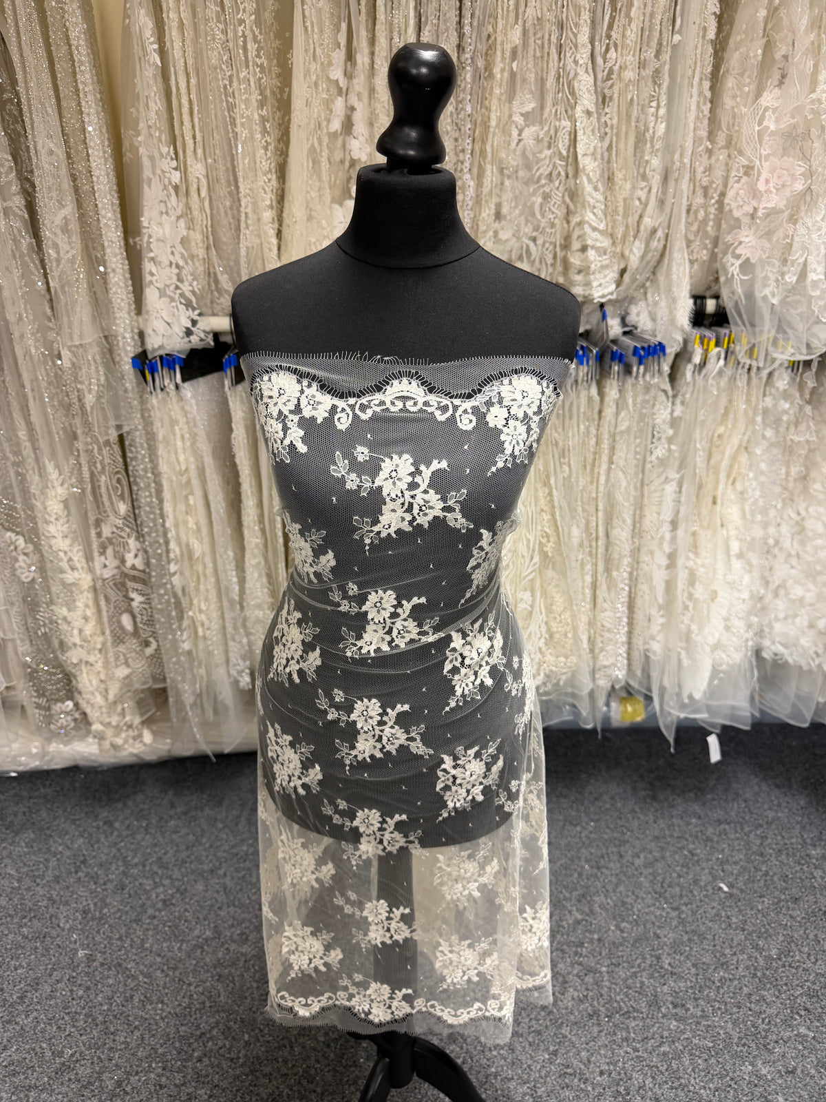 Ivory Chantilly Lace - P292