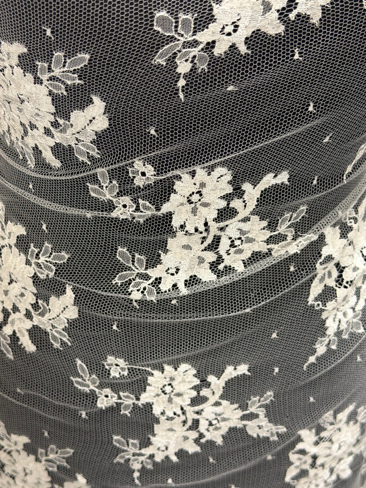 Ivory Chantilly Lace - P292