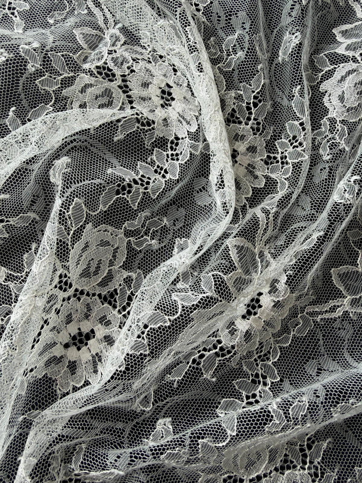Ivory Chantilly Lace - P726