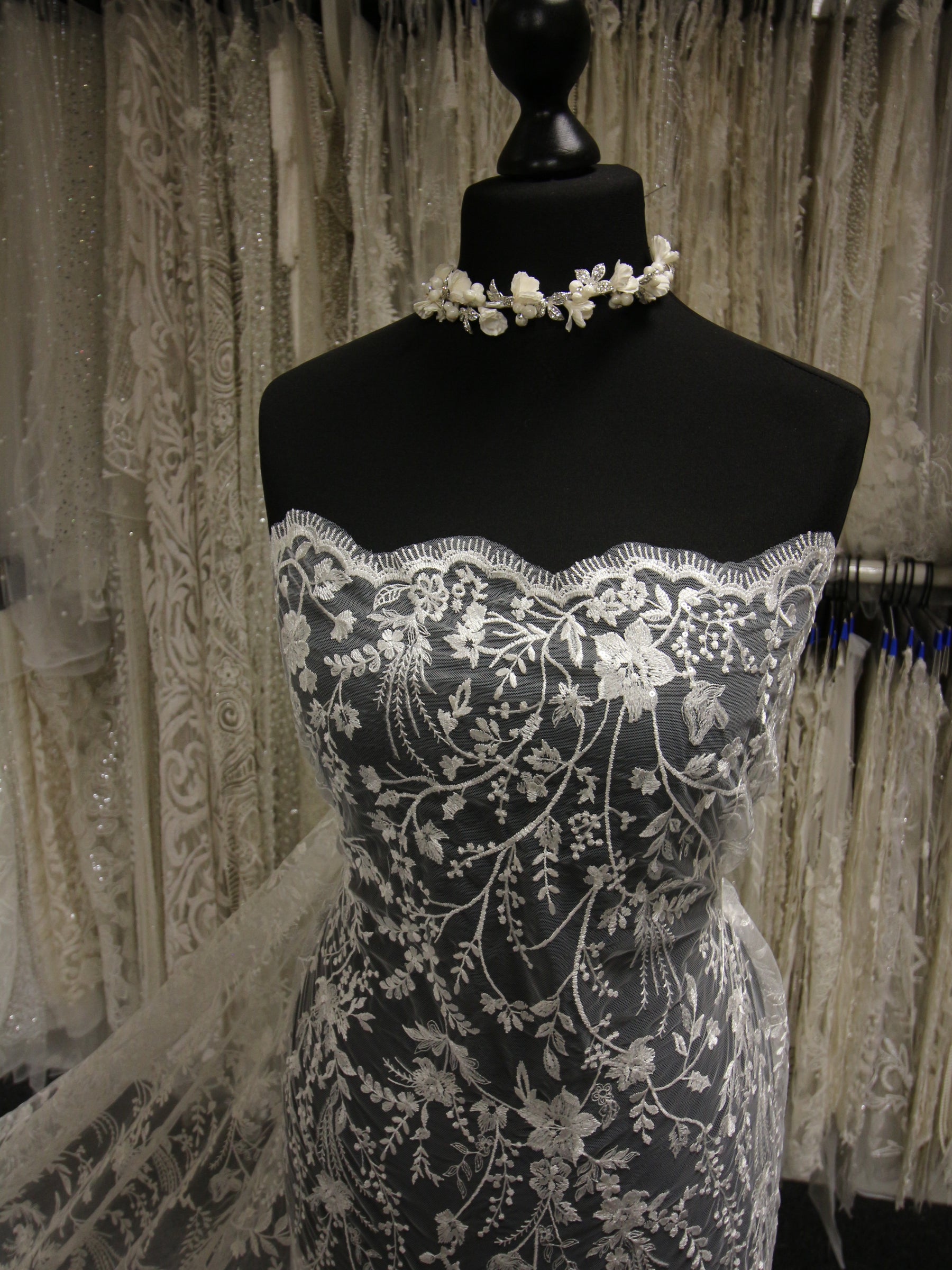 Ivory Embroidered Lace - Rocia