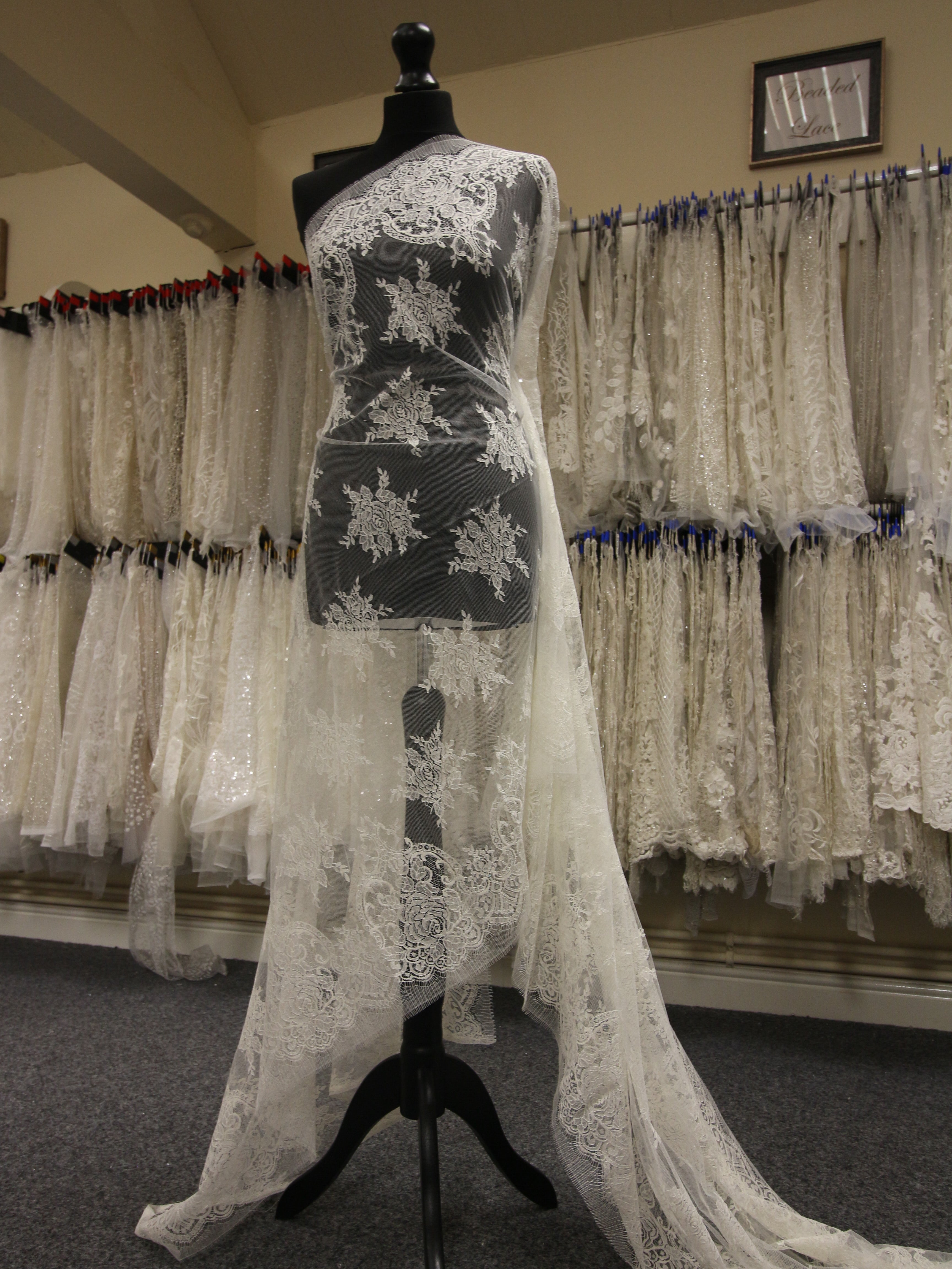 Ivory Chantilly Lace P302