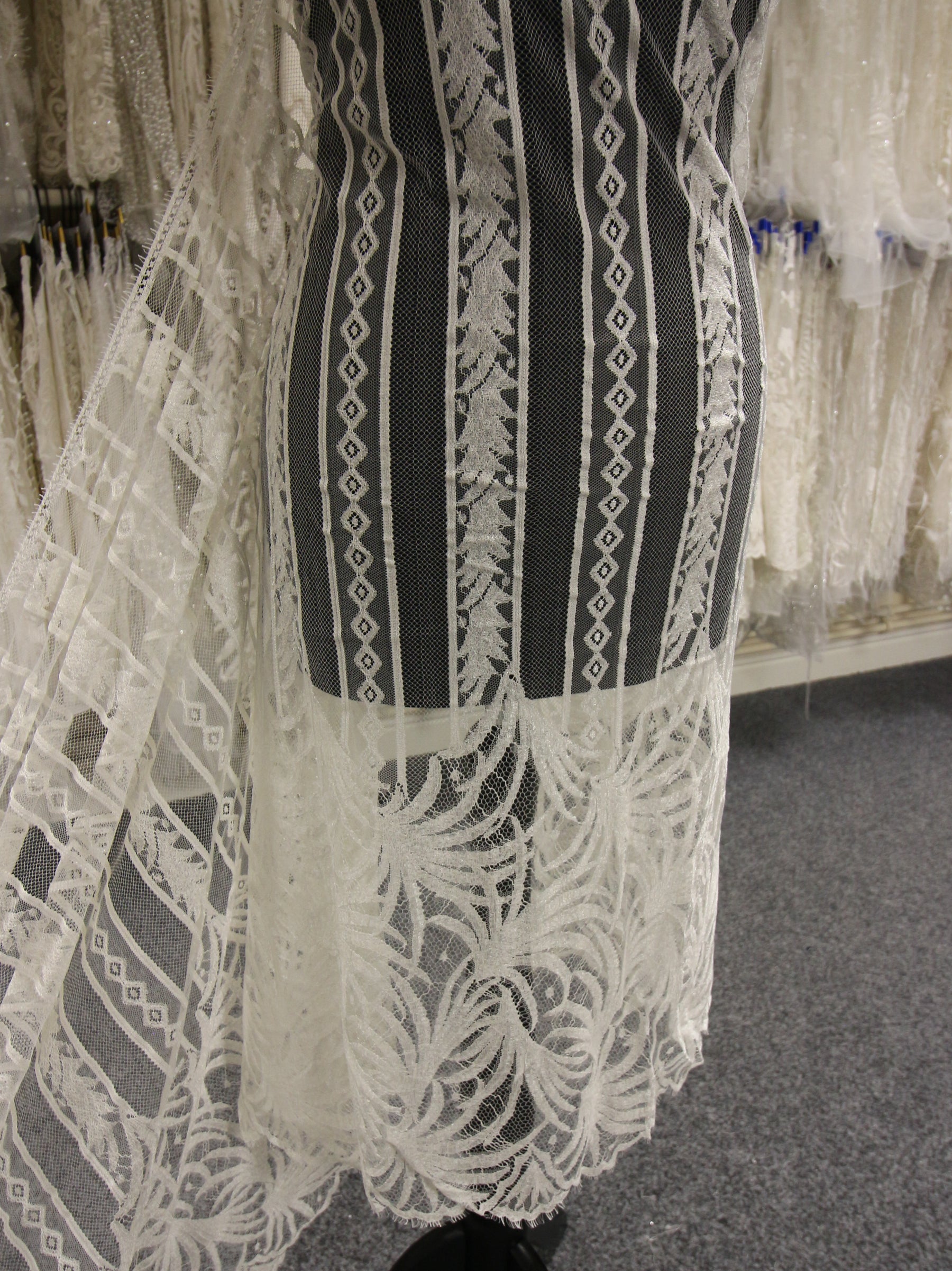 Ivory Chantilly Lace - Uma