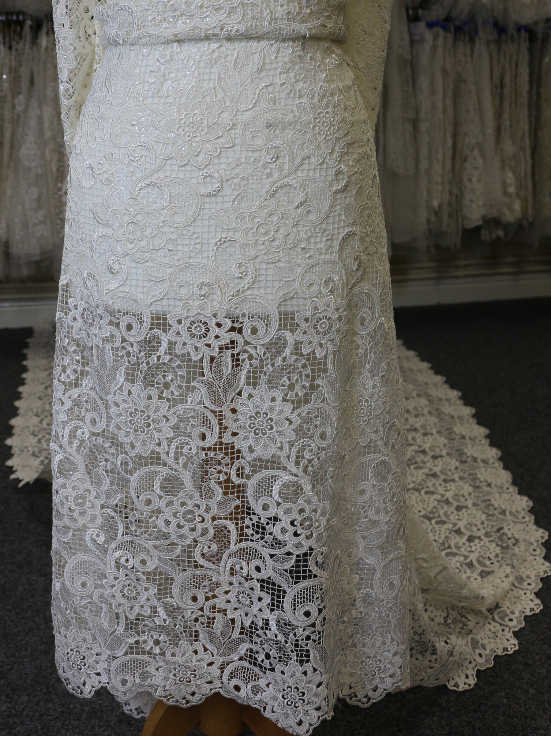 Discounted Ivory Guipure Lace - Cristal