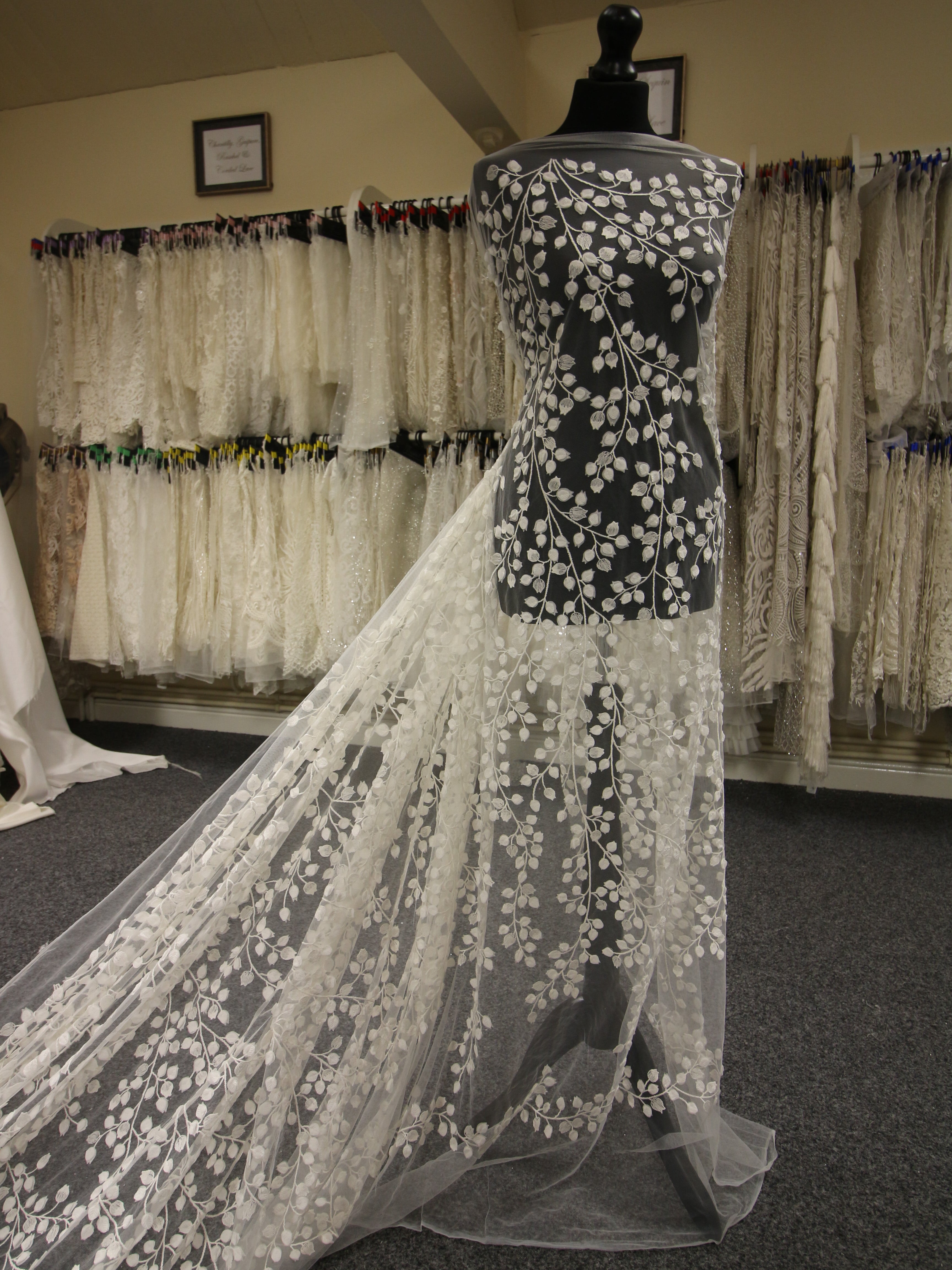 【 fray id 】EMBROIDERY LACE DRESS Olivia: Beaded Floral Lace Fit and Flare Wedding Dress with 90