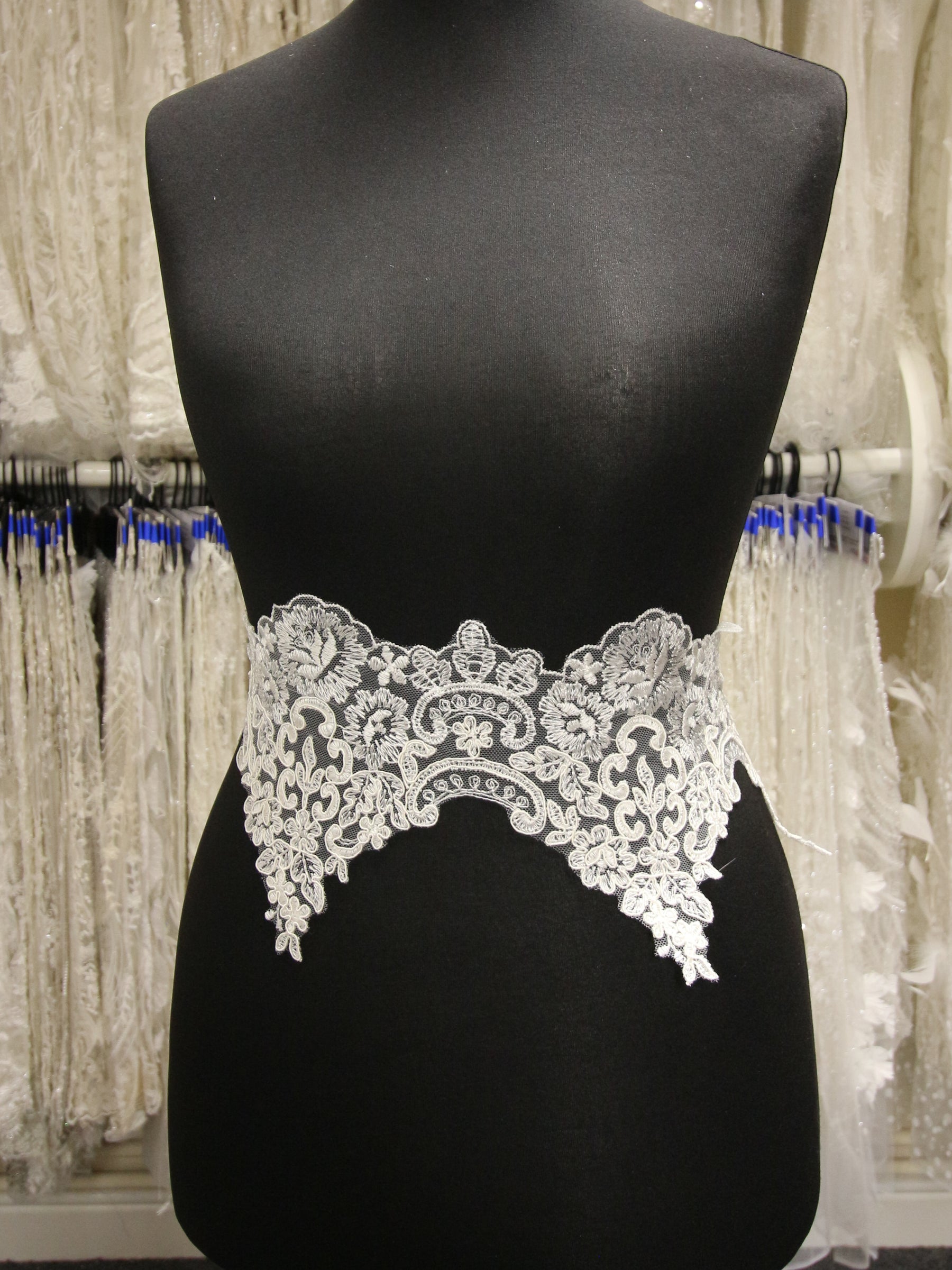 Ivory Corded Lace Trim - Gwendoline