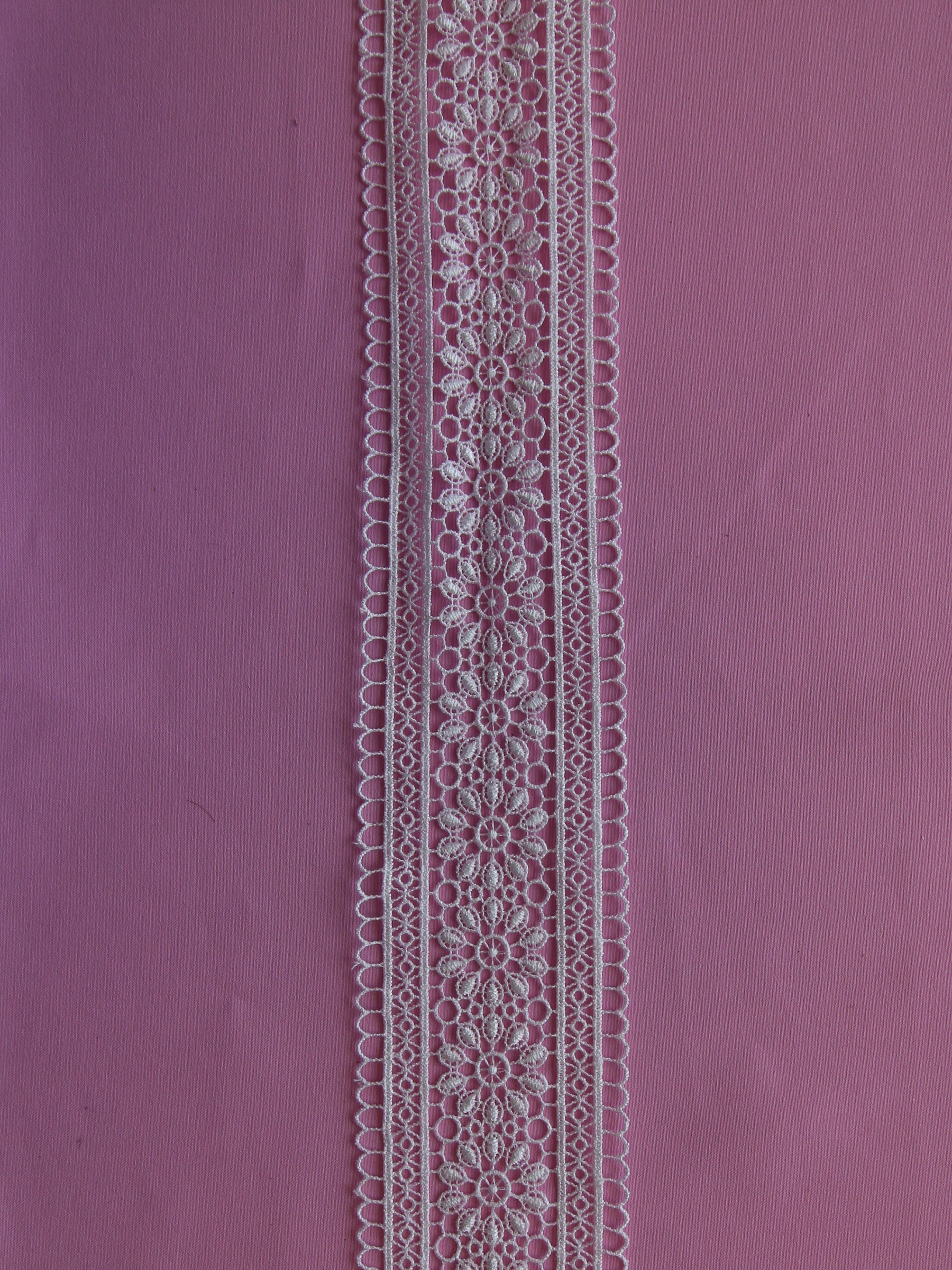 Ivory Lace Trim - Pine