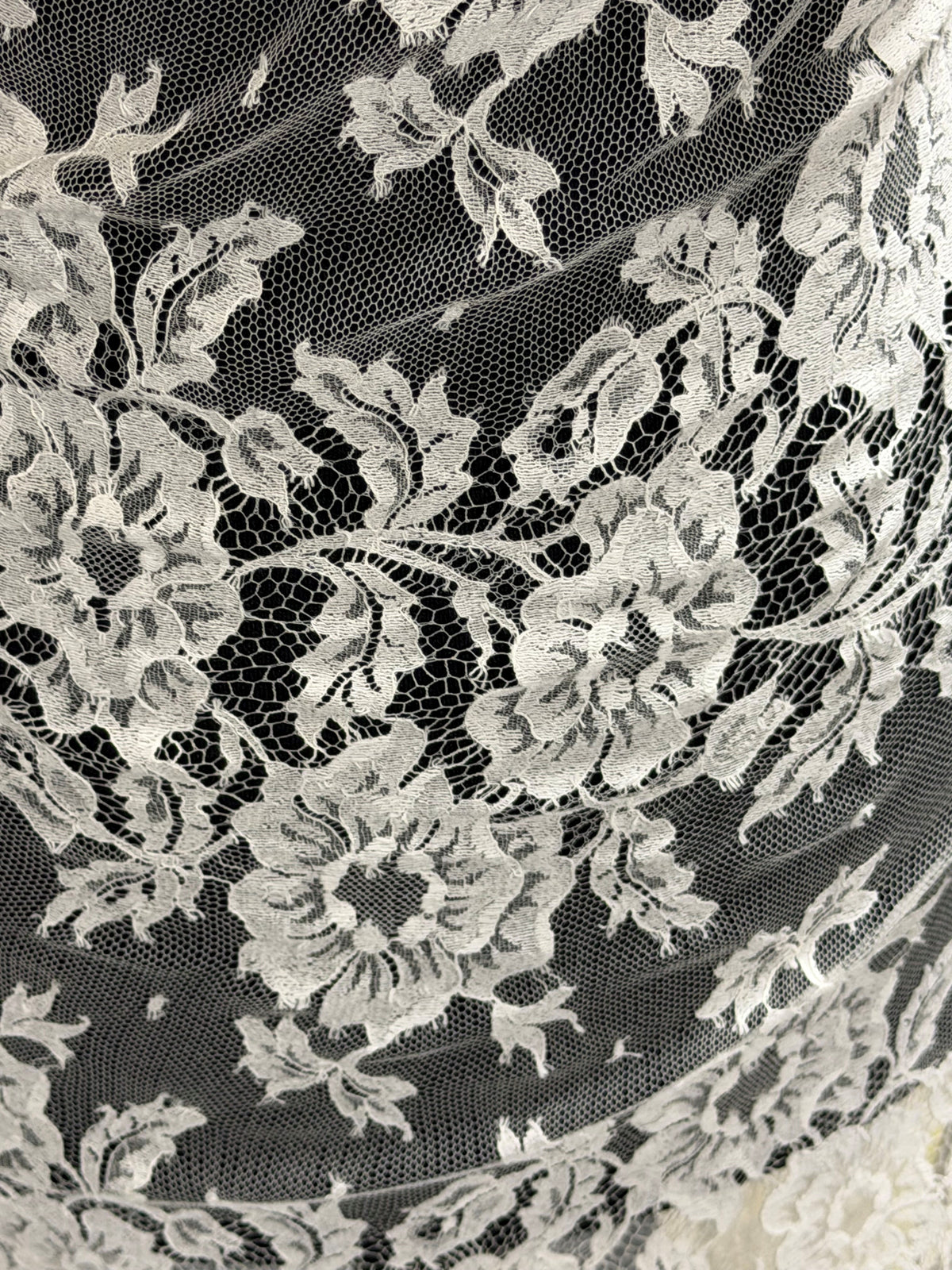 Ivory Chantilly Lace - LA2008