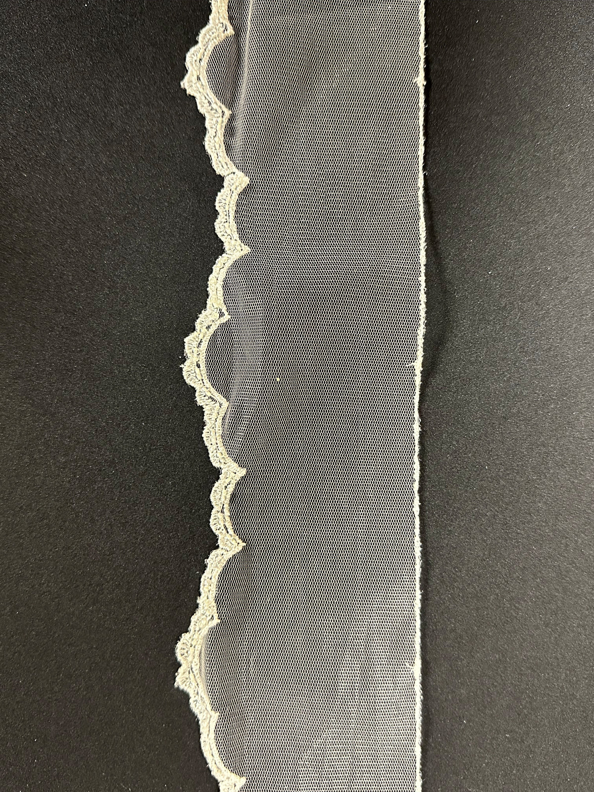 Ivory Lace Trim - T208