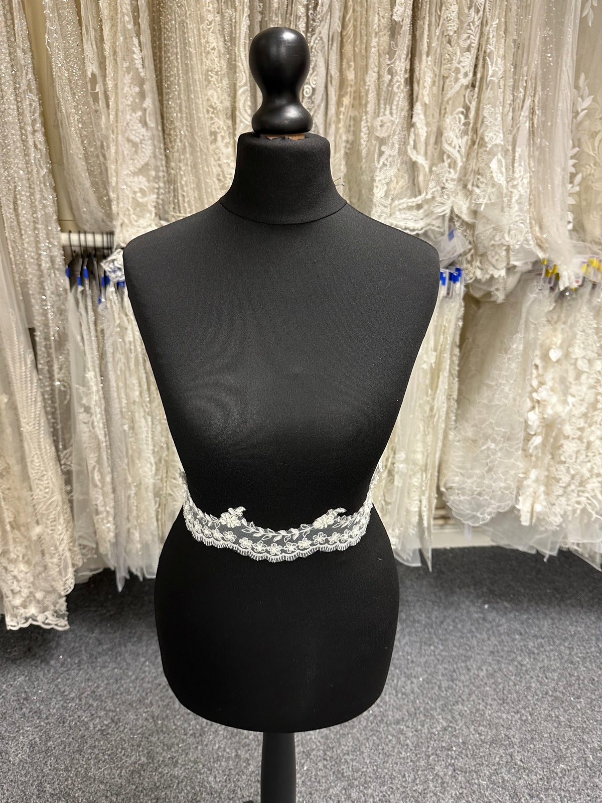 Ivory Lace Trim - T52