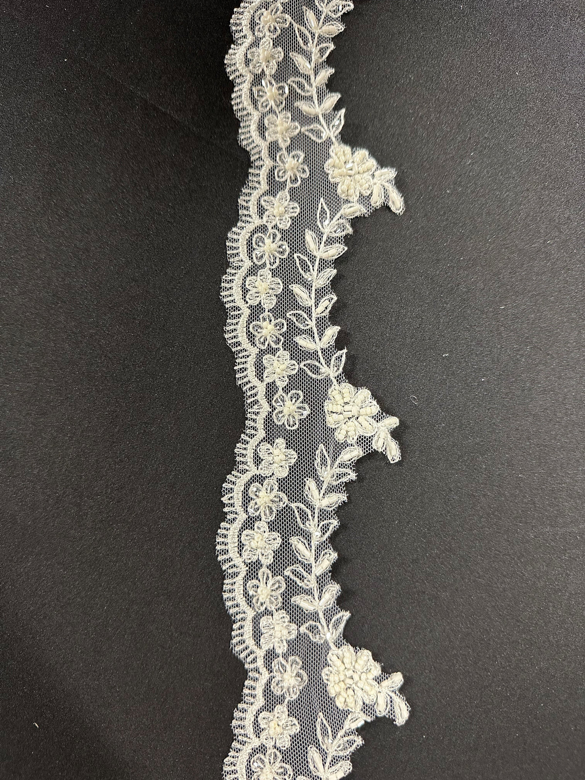 Ivory Lace Trim - T52