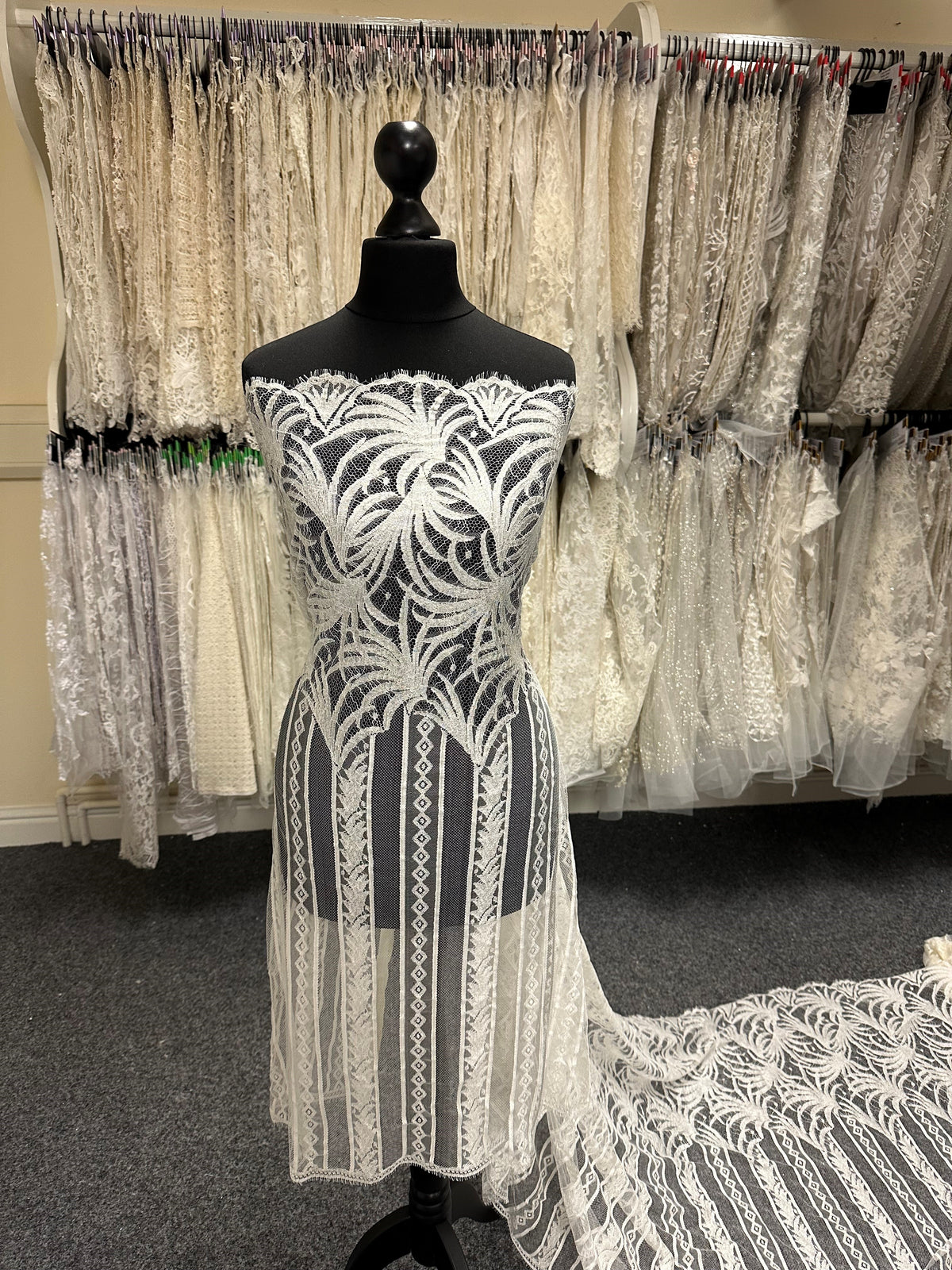 Ivory Chantilly Lace - Uma