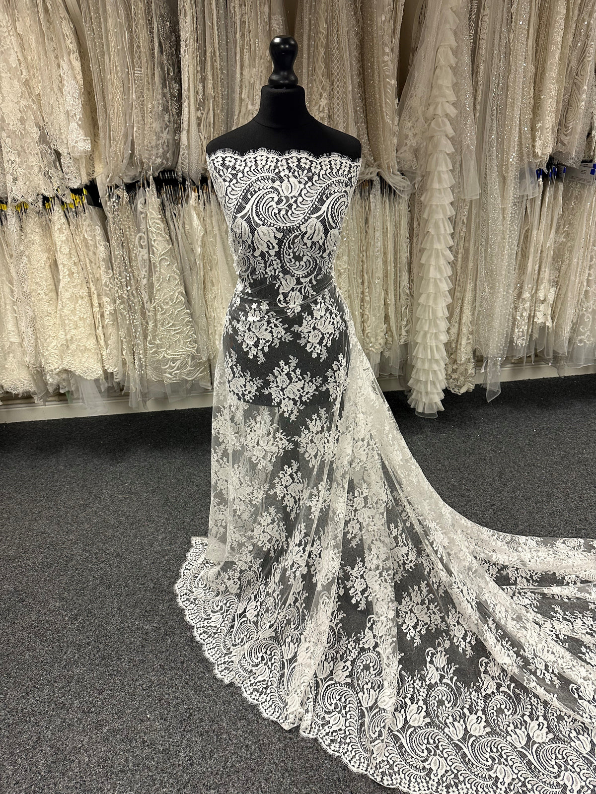 Ivory Chantilly Lace - Tove