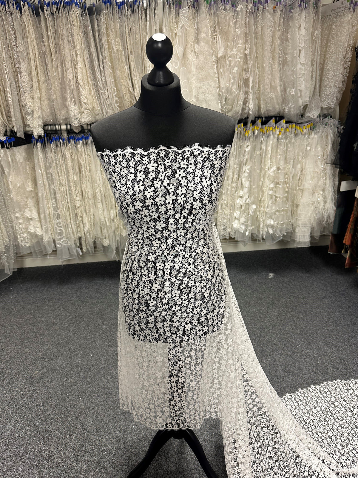 Ivory Chantilly Lace - Aino