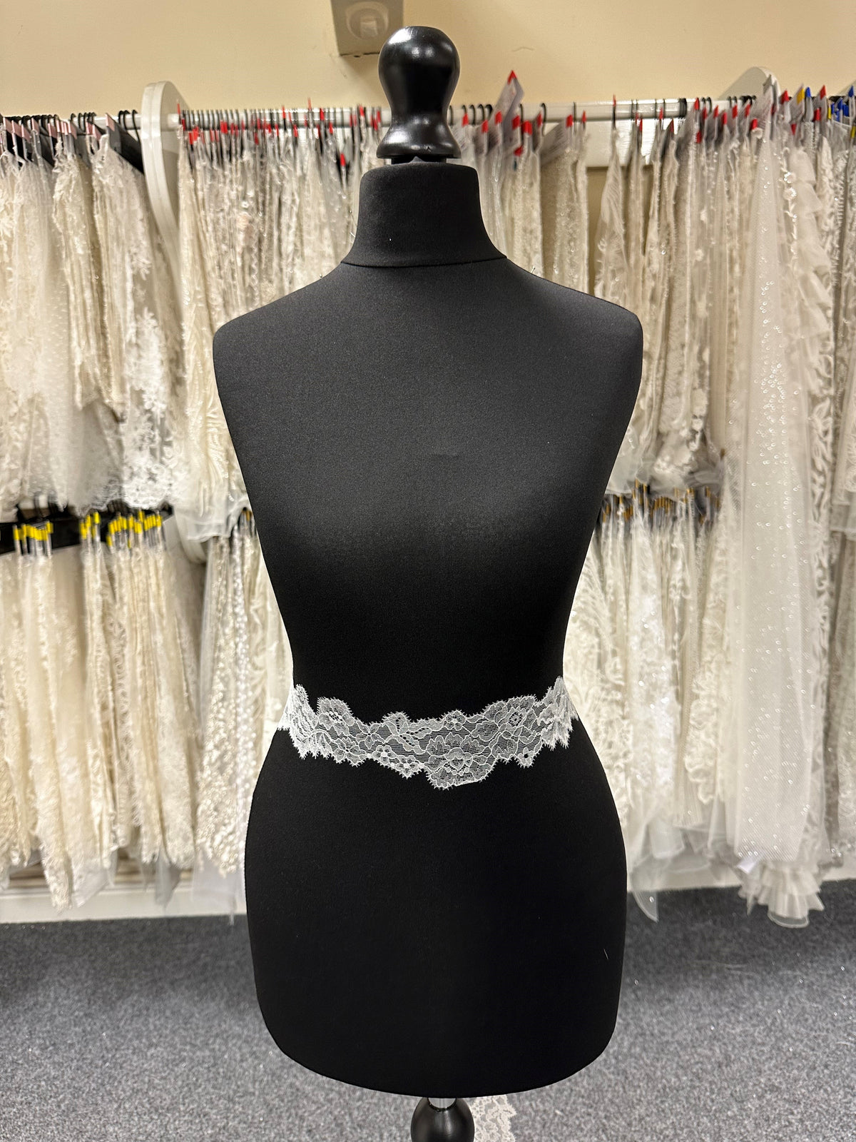 Ivory Dainty Raschel Lace Trim - Sterling