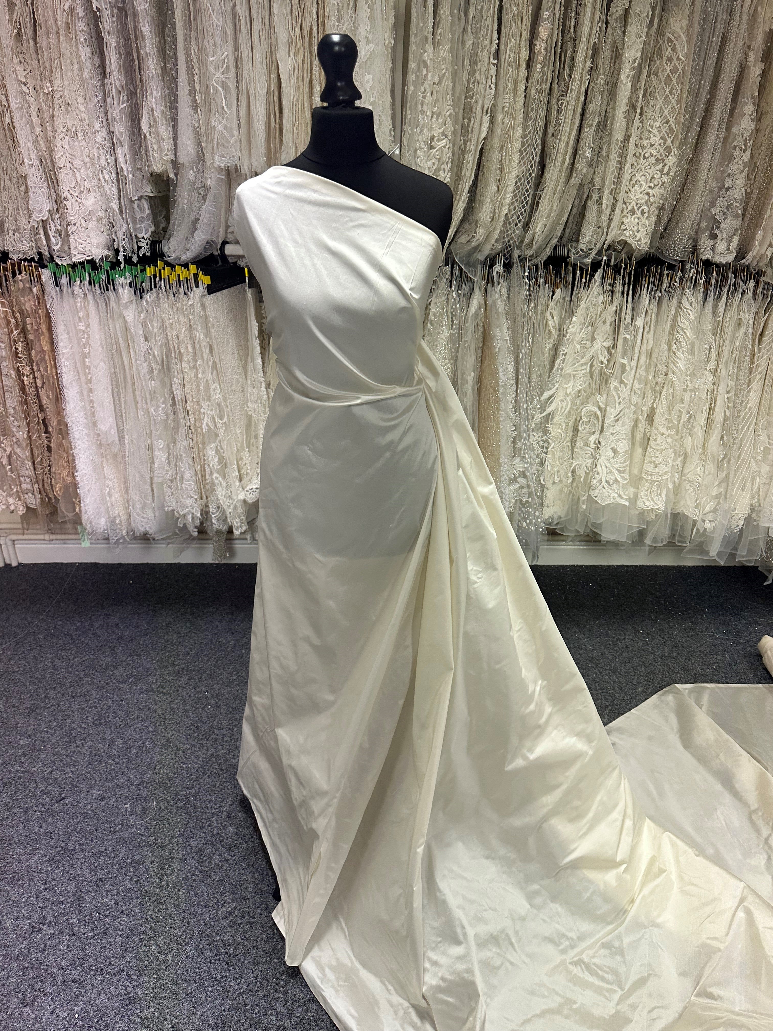 dupioni silk wedding dress Ivory Dupion – Intaglio sculpted bodice Size:M / 38-40 (Waist 68-76 cm, Hips 92-99 cm) Final Sale Plus Size Faire 3-17-22