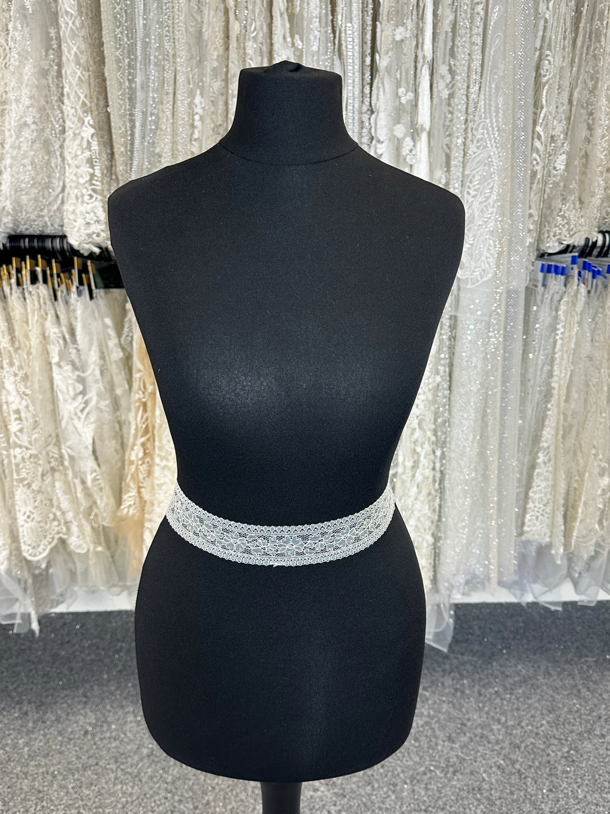 Ivory Chantilly Lace Trim - Rosaria