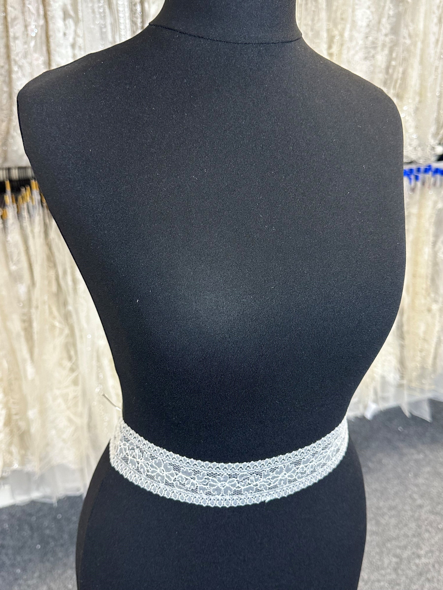 Ivory Chantilly Lace Trim - Rosaria