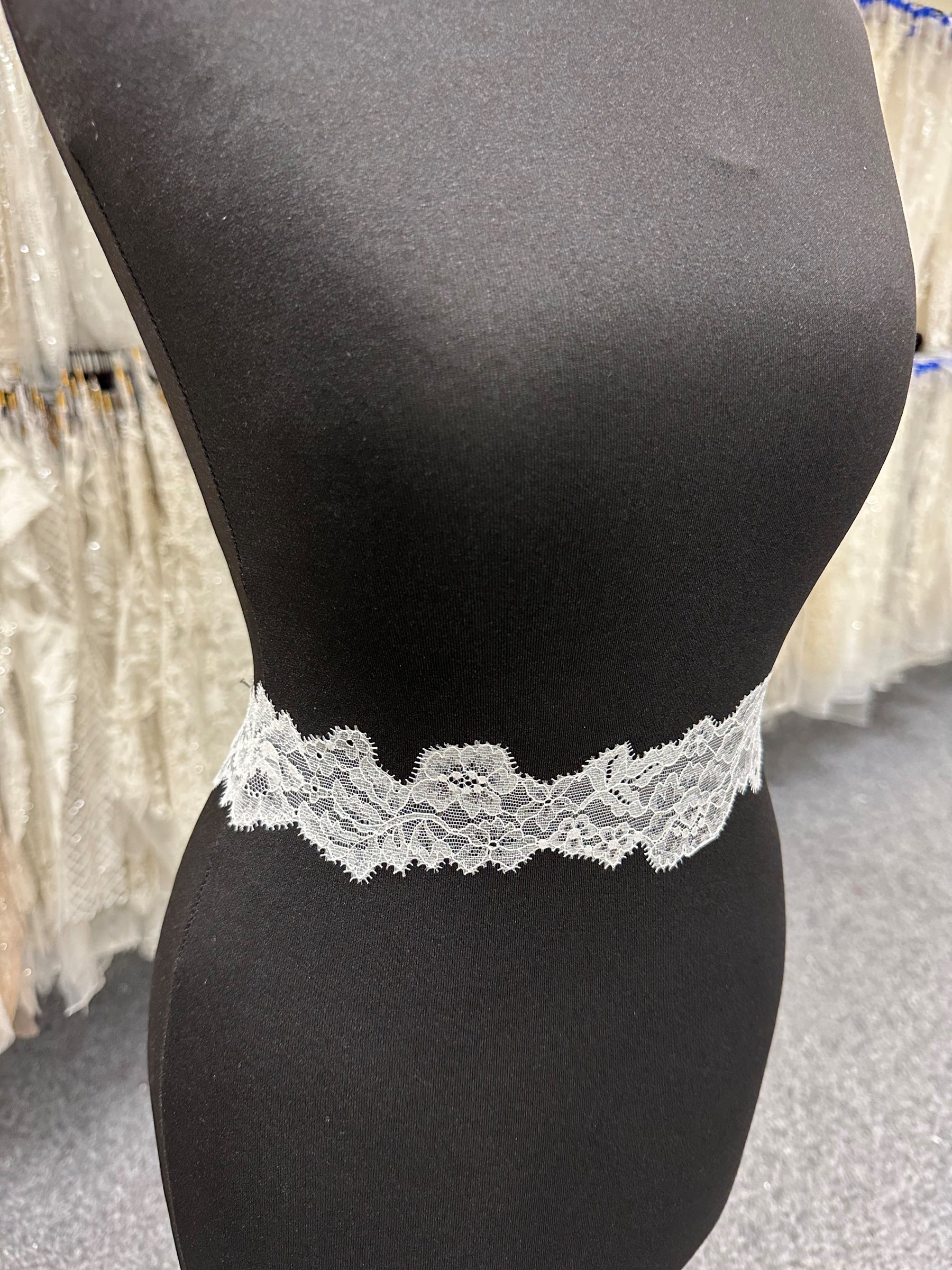 Ivory Dainty Raschel Lace Trim - Sterling