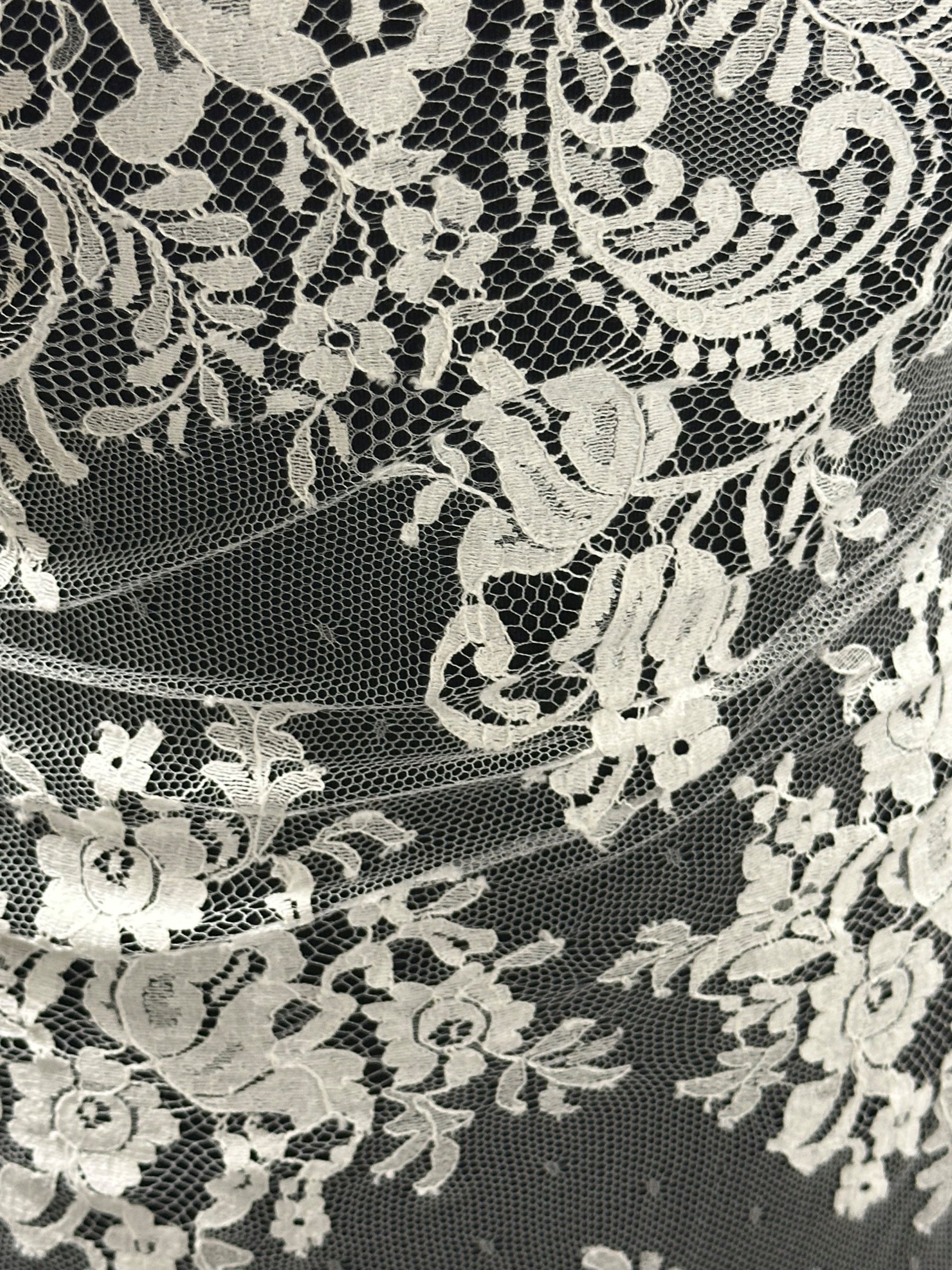 Ivory Chantilly Lace - Tove