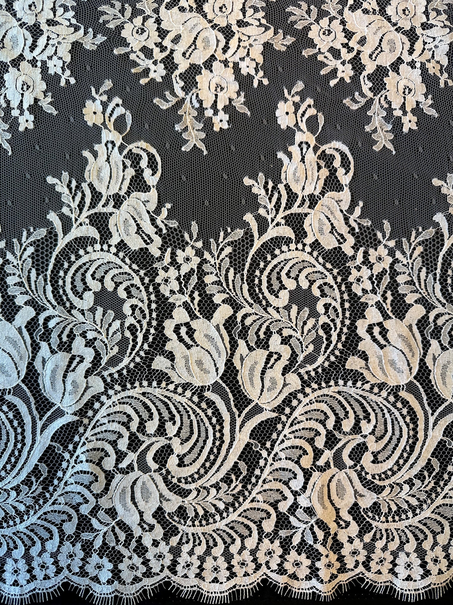 Ivory Chantilly Lace - Tove