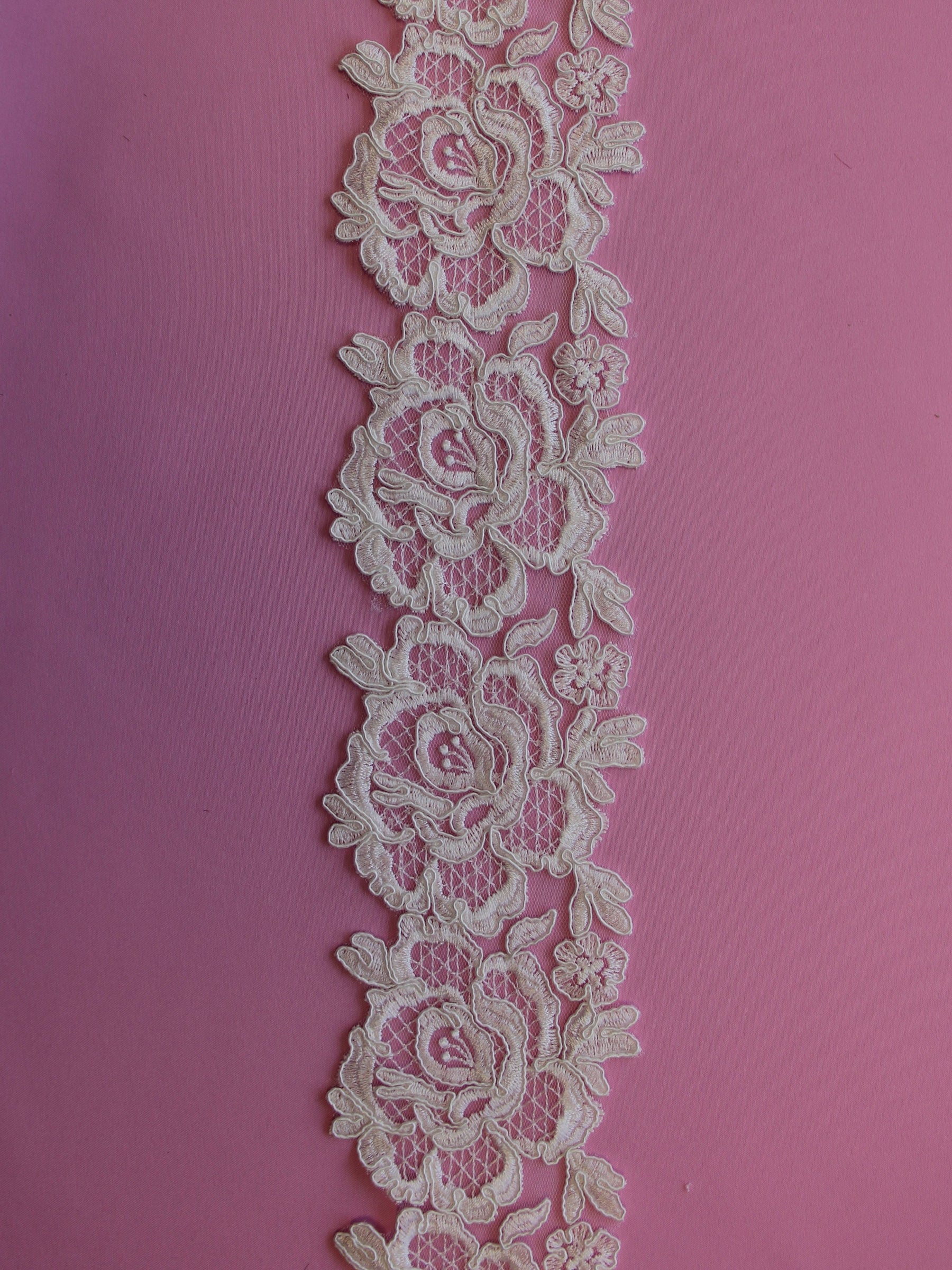 Ivory Corded Lace Trim - Gerbera