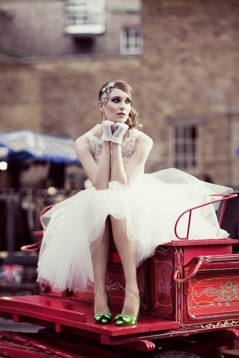 chinese dress ladies Layered Tulle Skirt Unlined Lace Bodice Wedding Ball Gown with Deep V Neck Wedding Dresses AWD1666