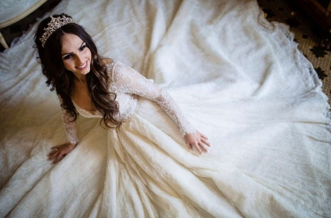 Full skirt lace wedding dress using ivory beaded lace Diamond