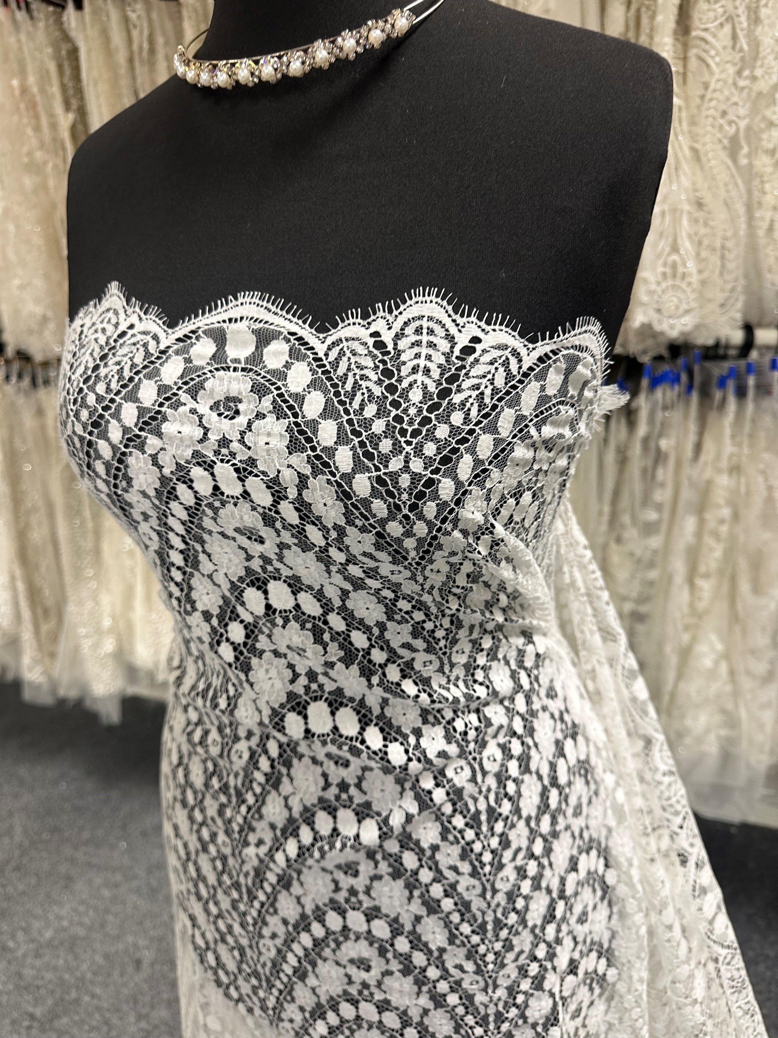 Sophisticated Fine Lace for Wedding Dresses - Bridal Fabrics Sophisticated Fine Lace for Wedding Dresses - Bridal Fabrics