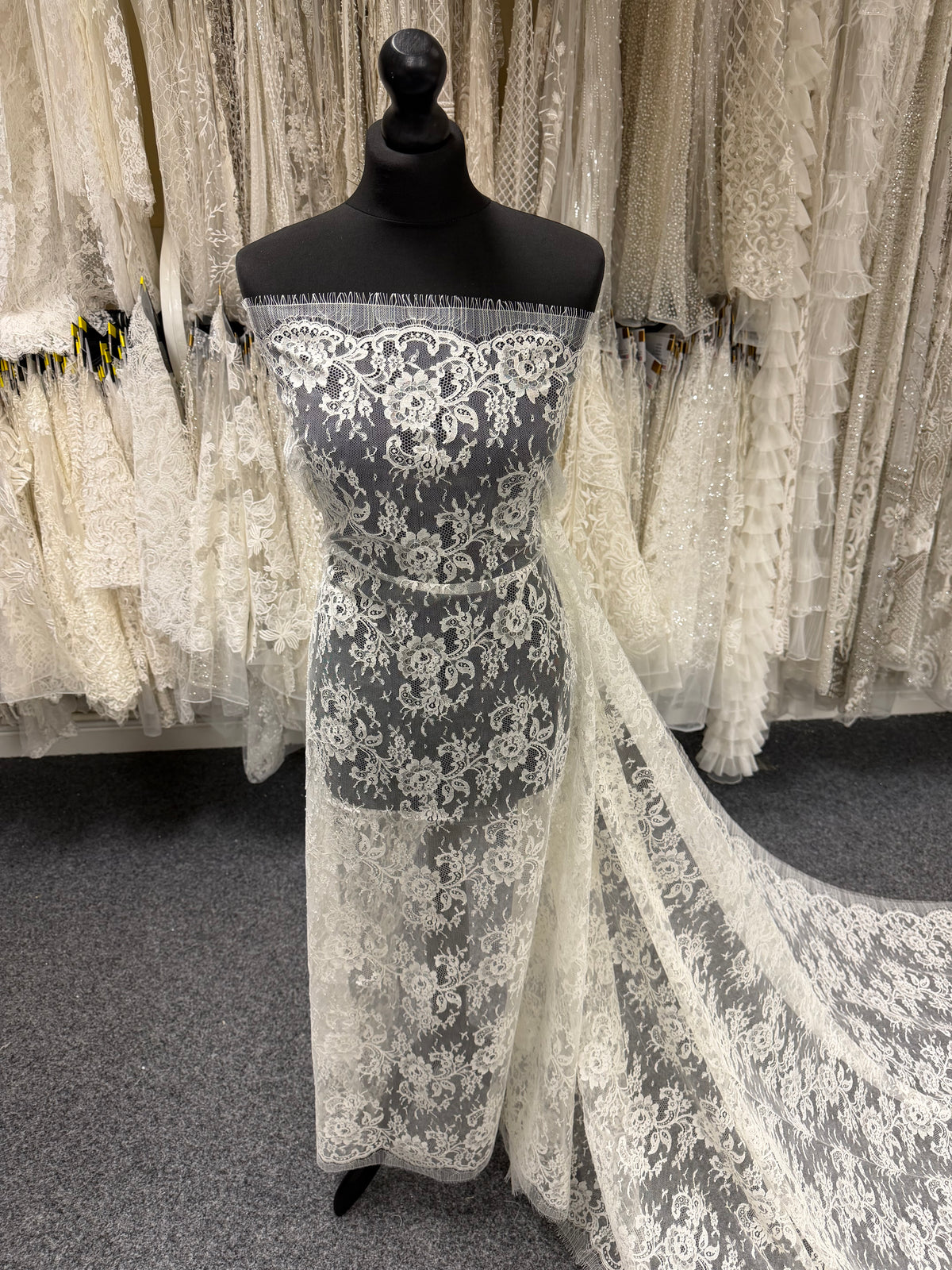 Ivory Chantilly Lace - P205