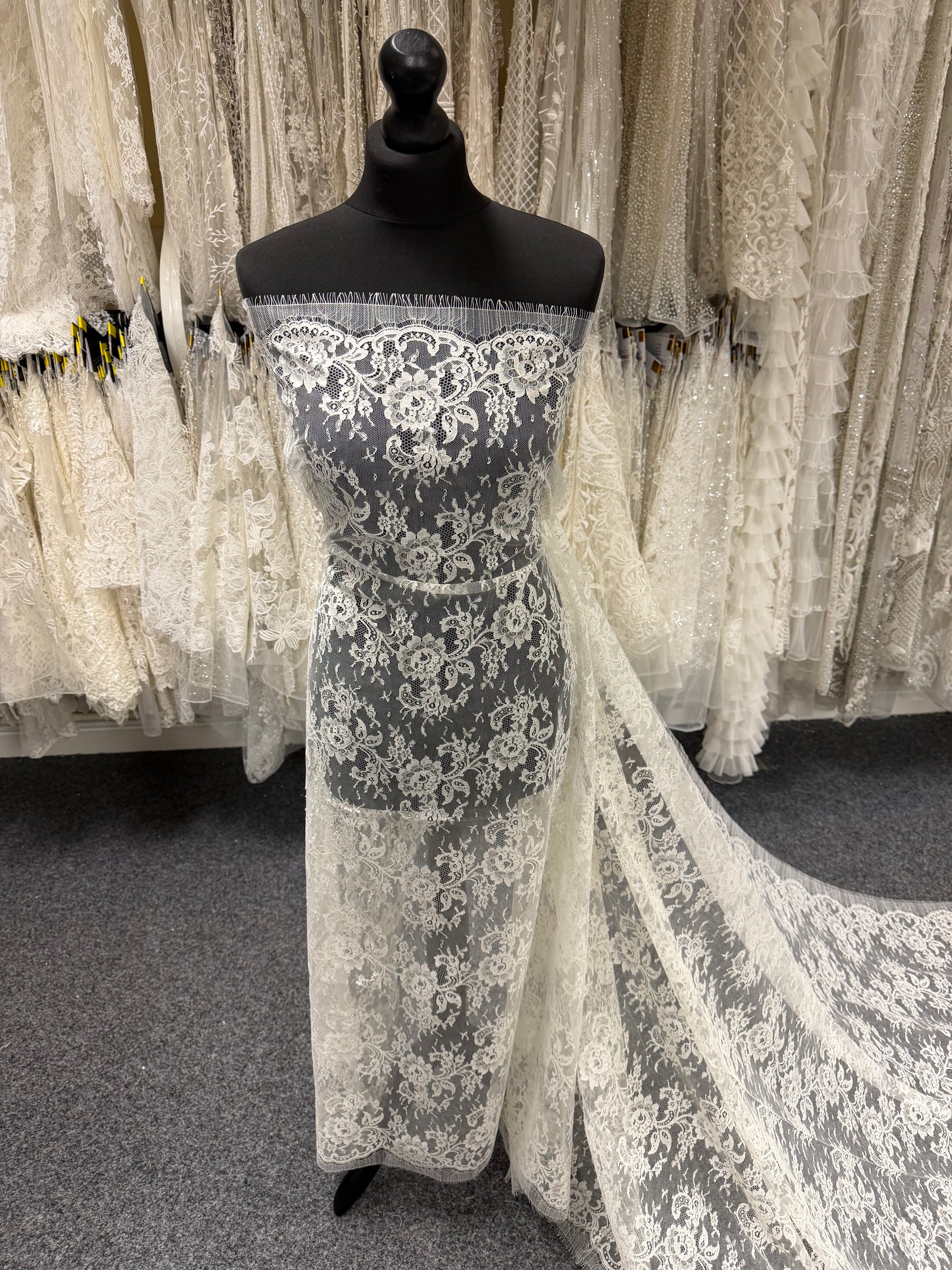 Ivory Chantilly Lace - P205