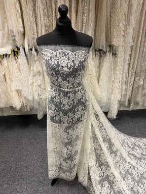 Ivory Chantilly Lace - P205