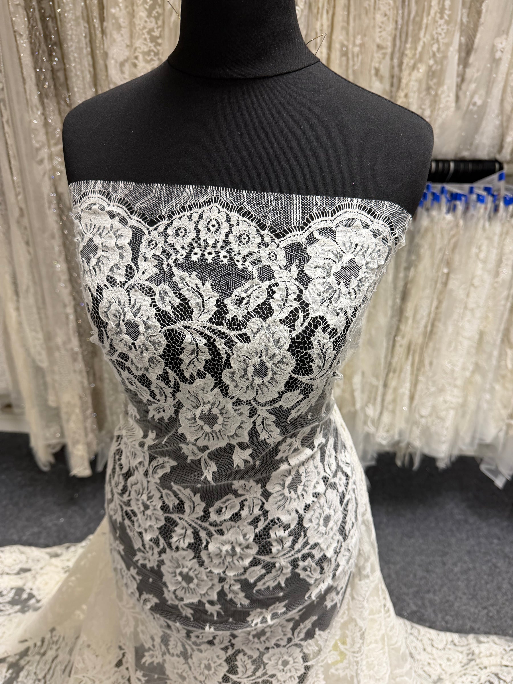 Ivory Chantilly Lace - LA2008