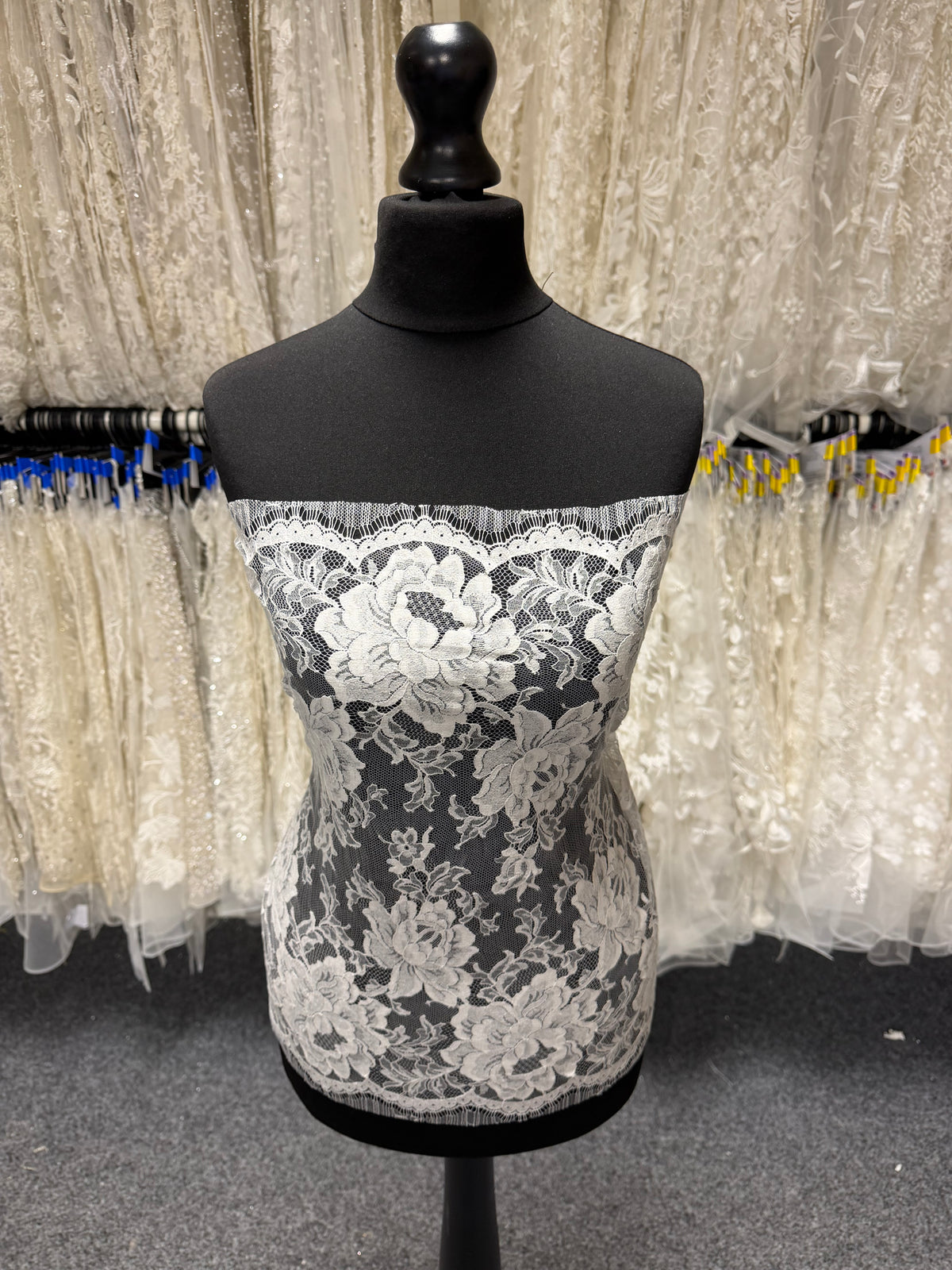 Ivory Chantilly Lace - P180