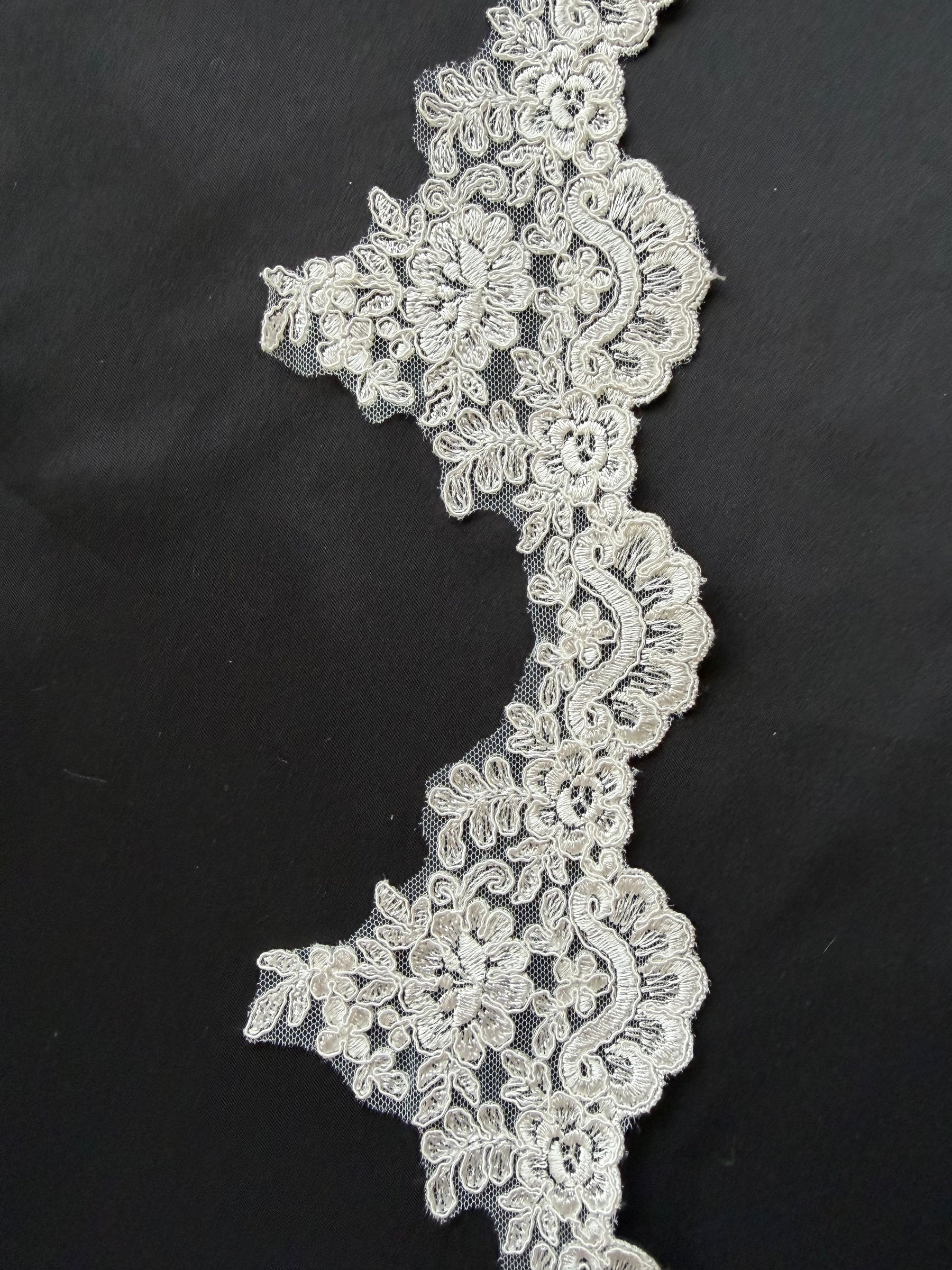 Ivory Corded Lace Trim - T279