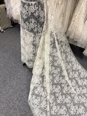 Ivory Chantilly Lace - P205