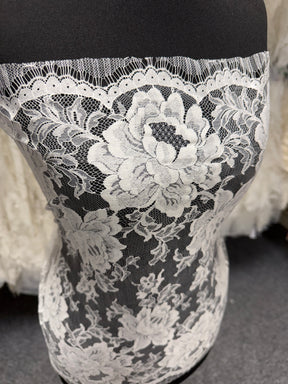 Ivory Chantilly Lace - P180